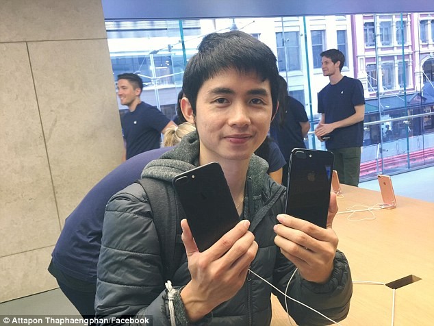 Xếp hàng 19 tiếng dưới mưa lạnh để mua iPhone - ảnh 5