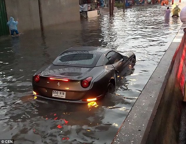 Ferrari giá hơn chục tỉ 'thất thủ' giữa đường ngập - ảnh 1