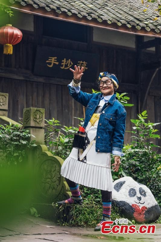 ‘Hội phụ lão’ hồi xuân, chụp ảnh sành điệu như tín đồ thời trang - ảnh 6