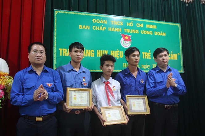 Trung ương Đoàn sẻ chia khó khăn với người dân vùng lũ - ảnh 2