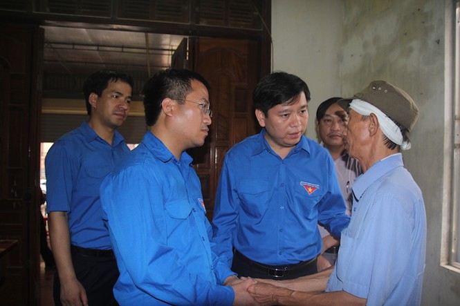 Trung ương Đoàn sẻ chia khó khăn với người dân vùng lũ - ảnh 3