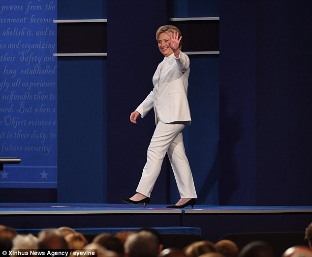 Dân mạng 'phát cuồng' với trang phục của bà Hillary Clinton - ảnh 1