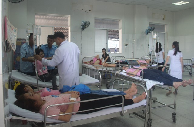 Hàng chục công nhân may tiếp tục ngất xỉu nhập viện - ảnh 2