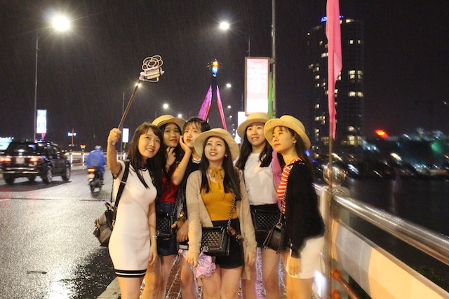 Hàng ngàn người đội mưa đón năm mới ở Đà Nẵng - ảnh 5