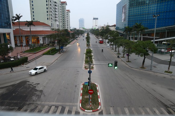 Hà Nội vắng lặng, đẹp yên bình sớm mùng 1 Tết - ảnh 1