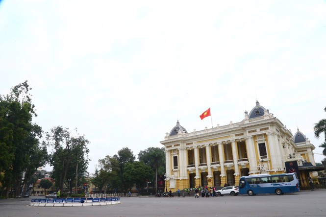 Hà Nội vắng lặng, đẹp yên bình sớm mùng 1 Tết - ảnh 4