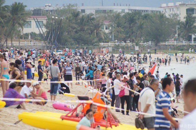 Hàng chục triệu người ùn ùn đi du xuân, tắm biển - ảnh 12