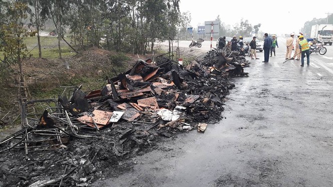 Xe tải cháy trơ khung thiêu rụi hàng hóa trăm triệu đồng - ảnh 2