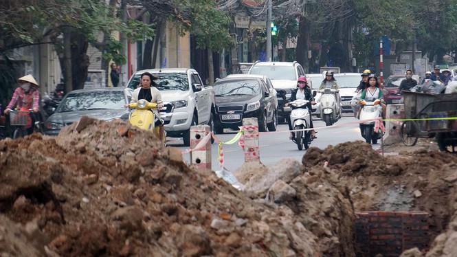 'Bãi xe dù' ngang nhiên chiếm lối người đi bộ ở phố Hào Nam - ảnh 2
