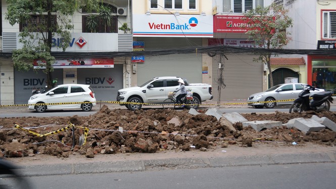 'Bãi xe dù' ngang nhiên chiếm lối người đi bộ ở phố Hào Nam - ảnh 3