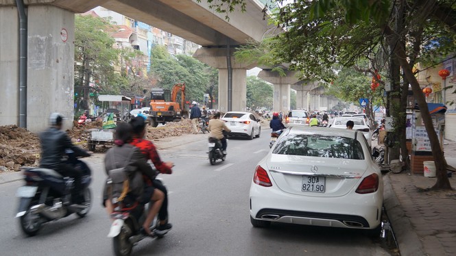'Bãi xe dù' ngang nhiên chiếm lối người đi bộ ở phố Hào Nam - ảnh 4