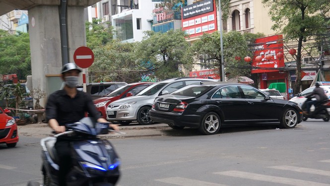 'Bãi xe dù' ngang nhiên chiếm lối người đi bộ ở phố Hào Nam - ảnh 5