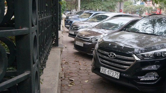'Bãi xe dù' ngang nhiên chiếm lối người đi bộ ở phố Hào Nam - ảnh 6