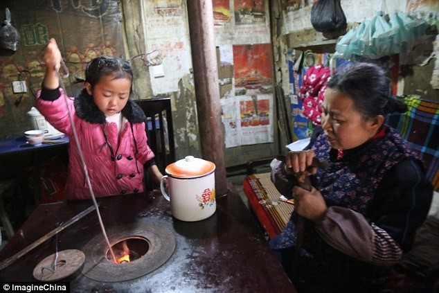 Xót xa bé gái 5 tuổi trở thành