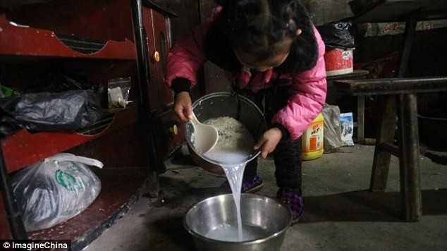Xót xa bé gái 5 tuổi trở thành
