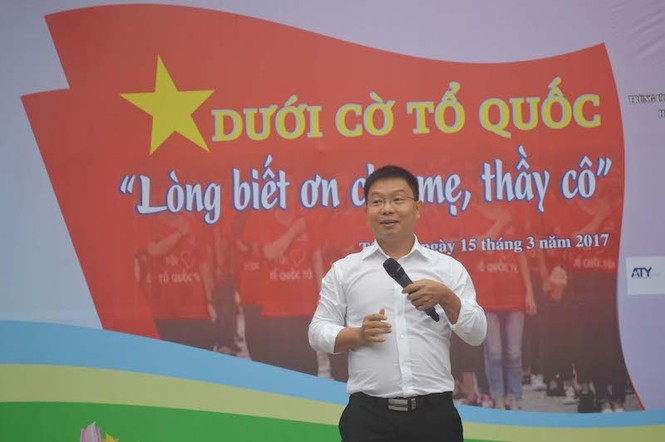 Học sinh bật khóc khi được nghe về lòng biết ơn cha mẹ, thầy cô - ảnh 1
