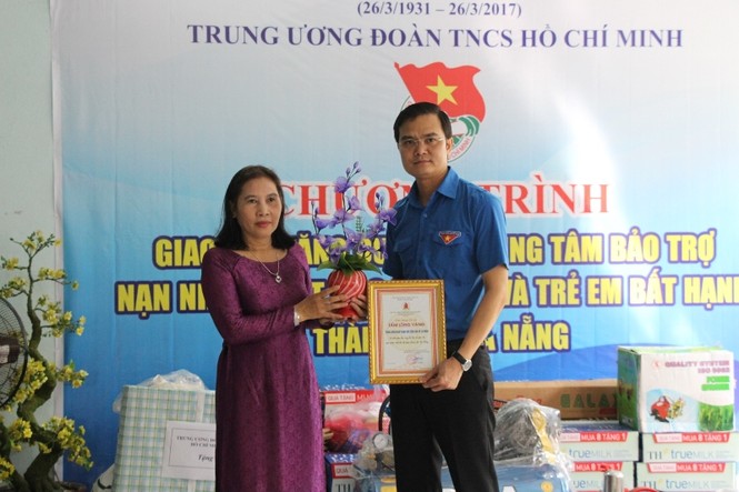 Trung ương Đoàn trao quà cho nạn nhân chất độc da cam - ảnh 1