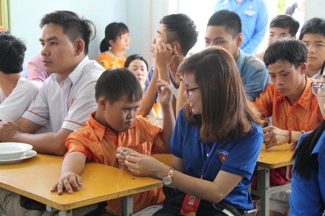 Trung ương Đoàn trao quà cho nạn nhân chất độc da cam - ảnh 2