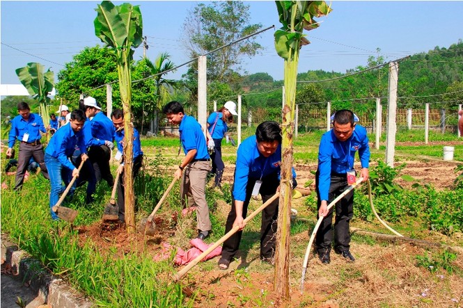 Trung ương Đoàn trao quà cho nạn nhân chất độc da cam - ảnh 3