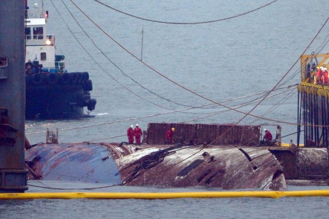 Hàn Quốc: Trục vớt phà Sewol tìm 9 thi thể mất tích - ảnh 6