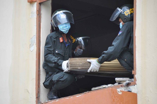 Cả trăm người đang chuyển vật dụng rời công ty may bị cháy - ảnh 2