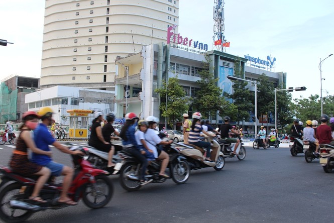 Dòng người đổ về trung tâm Đà Nẵng xem pháo hoa - ảnh 1
