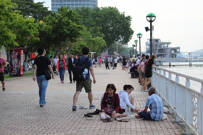 Dòng người đổ về trung tâm Đà Nẵng xem pháo hoa - ảnh 3
