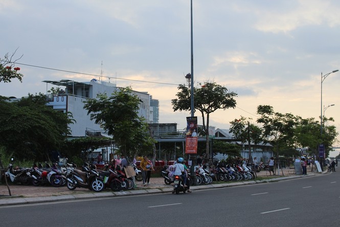 Dòng người đổ về trung tâm Đà Nẵng xem pháo hoa - ảnh 6