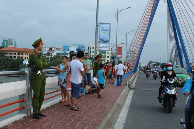 Dòng người đổ về trung tâm Đà Nẵng xem pháo hoa - ảnh 9