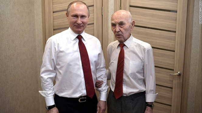Ông Putin bất ngờ thăm cựu chỉ huy ở KGB nhân Ngày Chiến thắng - ảnh 1