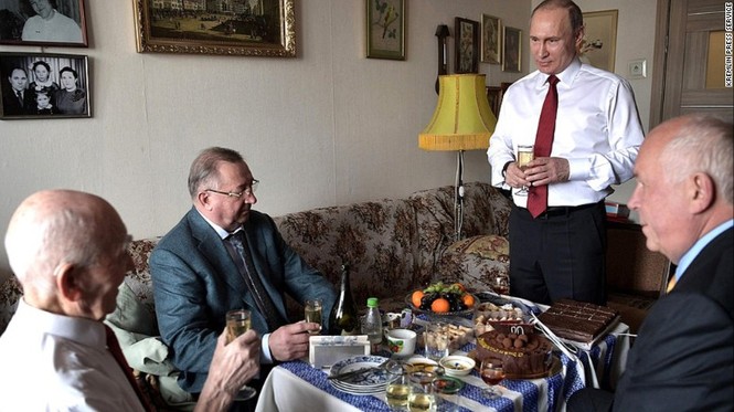 Ông Putin bất ngờ thăm cựu chỉ huy ở KGB nhân Ngày Chiến thắng - ảnh 3
