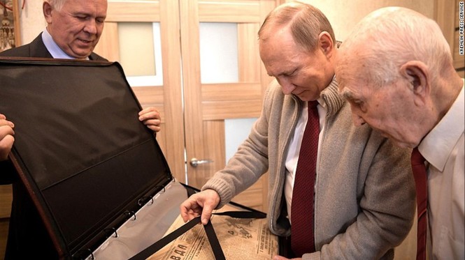 Ông Putin bất ngờ thăm cựu chỉ huy ở KGB nhân Ngày Chiến thắng - ảnh 2