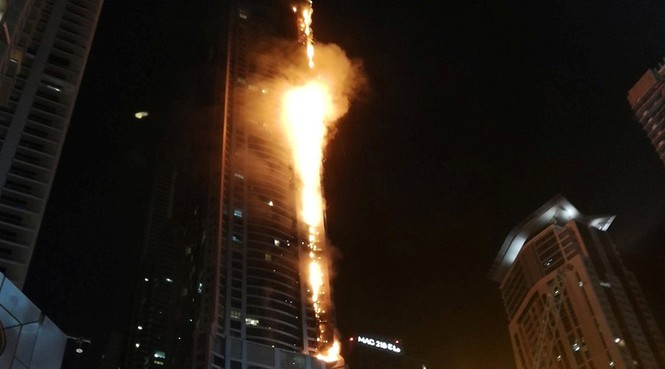 Tòa chung cư Dubai cháy như đuốc lúc sáng sớm - ảnh 1