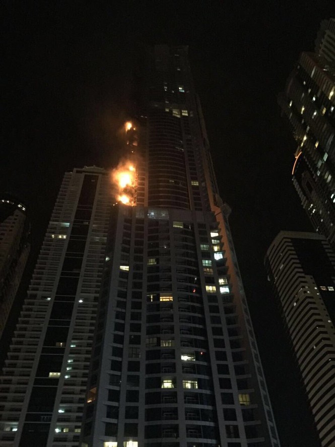 Tòa chung cư Dubai cháy như đuốc lúc sáng sớm - ảnh 4