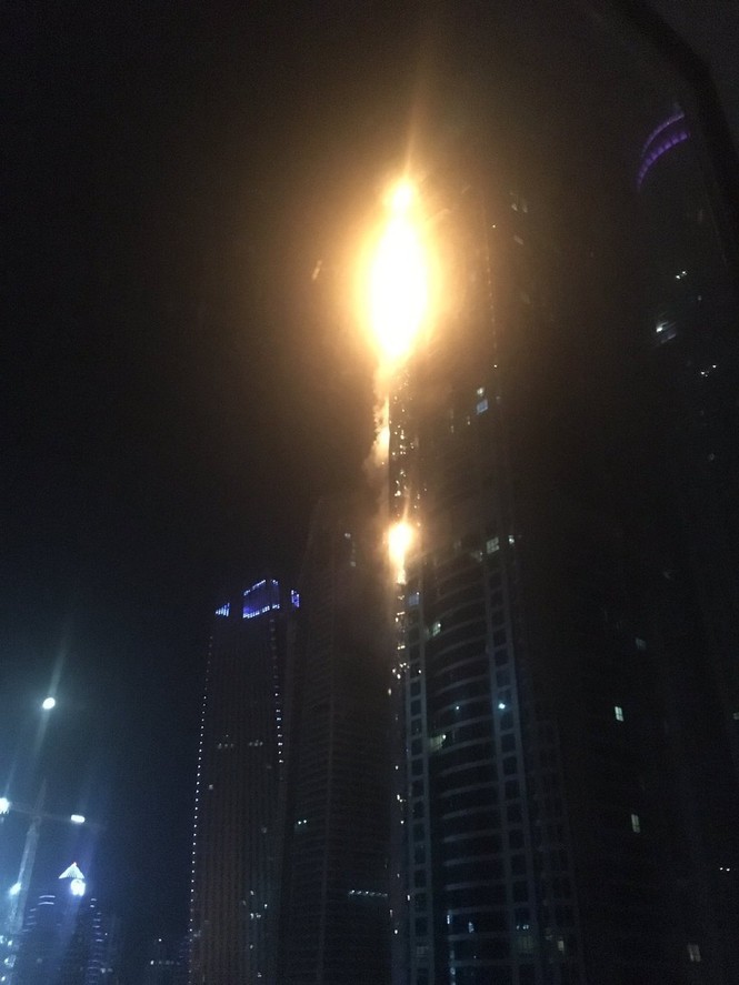 Tòa chung cư Dubai cháy như đuốc lúc sáng sớm - ảnh 2