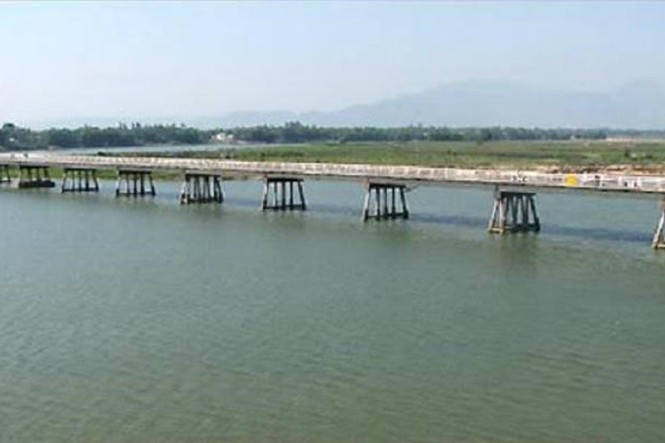 Kinh hãi chứng kiến nam thanh niên nhảy cầu Câu Lâu tự vẫn - ảnh 1