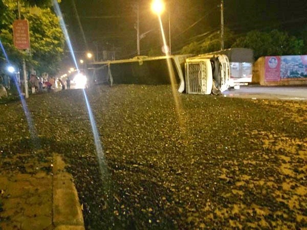 Xe tải lật ngang ở Uông Bí, than đổ tràn quốc lộ - ảnh 2