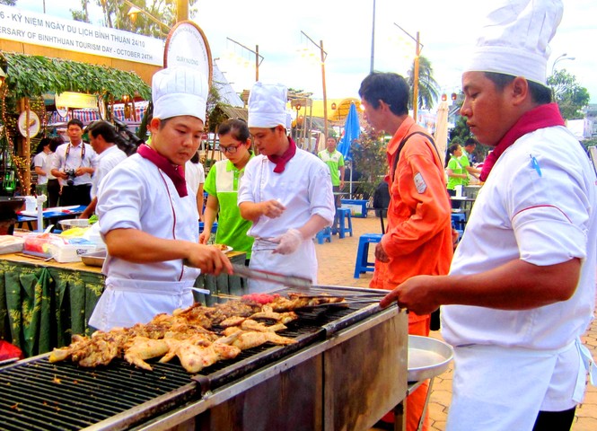 Phan Thiết đông vui với tuần lễ du lịch Bình Thuận 2017 - ảnh 1