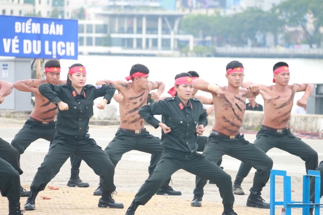 Những nữ cảnh sát 'mình đồng da sắt' tham gia bảo vệ APEC - ảnh 10