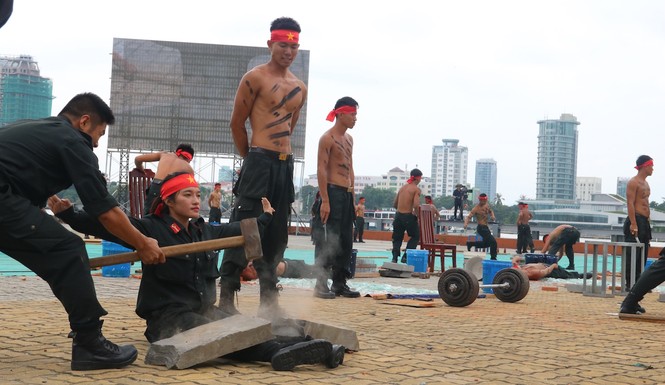 Những nữ cảnh sát 'mình đồng da sắt' tham gia bảo vệ APEC - ảnh 7