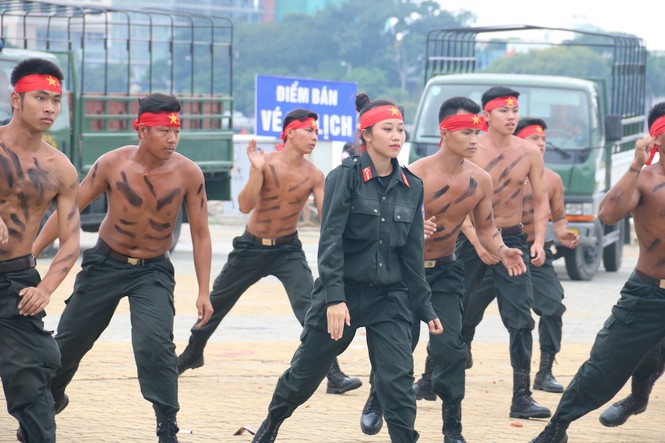 Những nữ cảnh sát 'mình đồng da sắt' tham gia bảo vệ APEC - ảnh 8