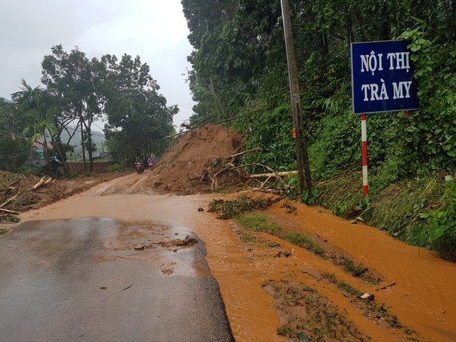 Phó thủ tướng Trịnh Đình Dũng thị sát tình hình mưa lũ ở Quảng Nam - ảnh 2