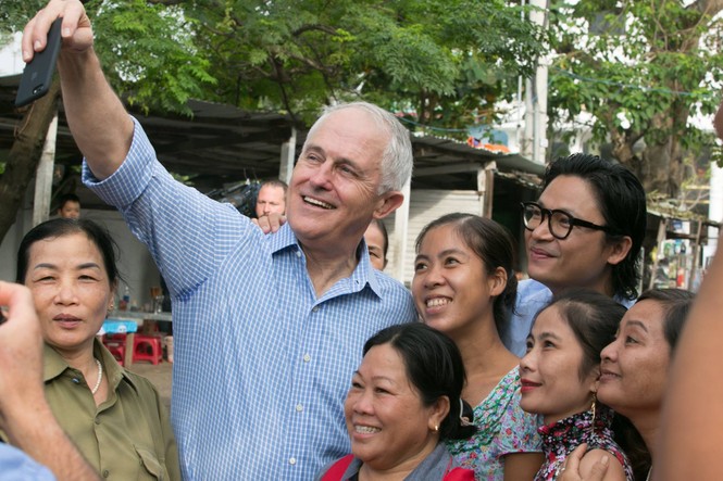 Thủ tướng Úc ăn bánh mì, 'selfie' với người dân Đà Nẵng - ảnh 4