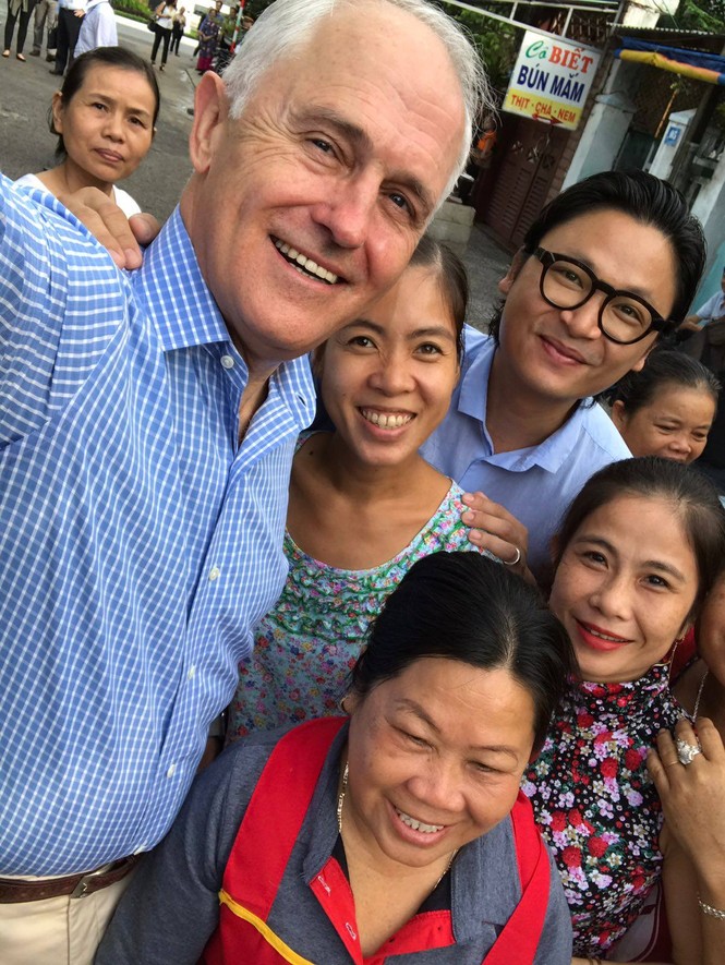 Thủ tướng Úc ăn bánh mì, 'selfie' với người dân Đà Nẵng - ảnh 5