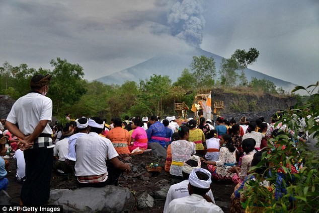 Indonesia: Núi lửa khổng lồ có nguy cơ phun trào, 100.000 người cần di tản - ảnh 1