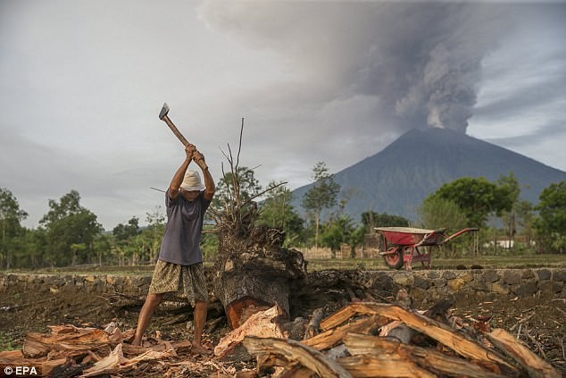 Indonesia: Núi lửa khổng lồ có nguy cơ phun trào, 100.000 người cần di tản - ảnh 3