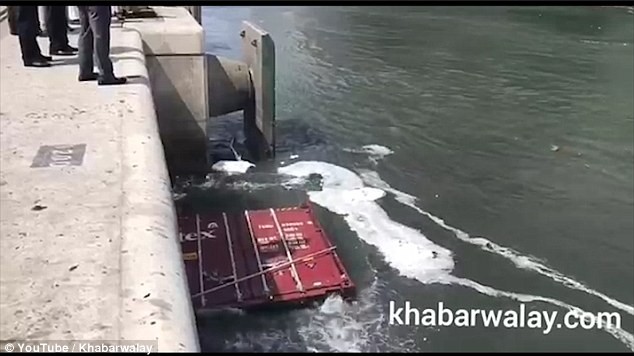 Tàu hàng đâm nhau, 21 container xe hơi nhập khẩu rơi xuống biển - ảnh 4