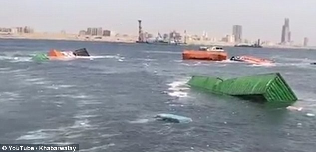 Tàu hàng đâm nhau, 21 container xe hơi nhập khẩu rơi xuống biển - ảnh 3