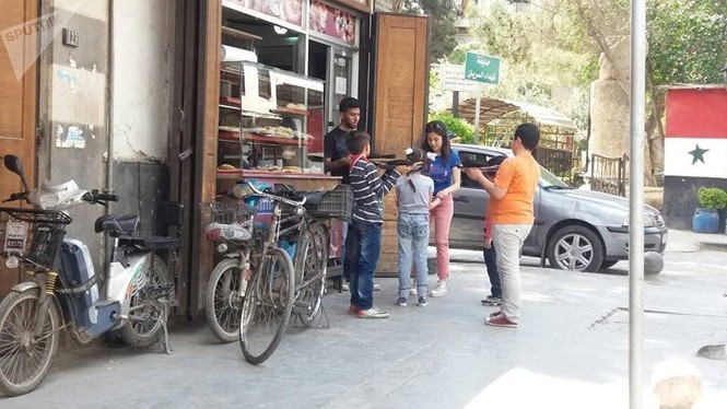 Người dân Damascus vẫn bình thản sau khi bị Mỹ dội tên lửa - ảnh 3