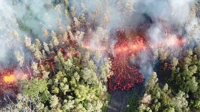 Cận cảnh núi lửa Hawaii phun dung nham đỏ rực trời - ảnh 9